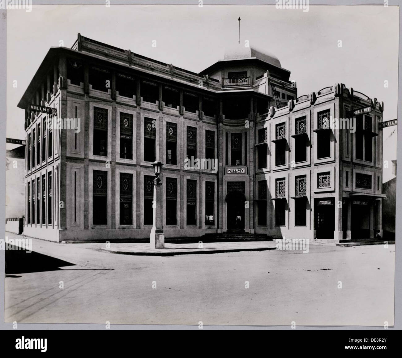 L'edificio per uffici Nillmij, costruito negli anni '1920 e '1930 nei Paesi Bassi, riflette gli stili architettonici del periodo con i suoi spazi funzionali e il design classico. Questo edificio è un esempio di architettura olandese durante l'epoca, associata al movimento olandese per la costruzione di uffici. Foto Stock