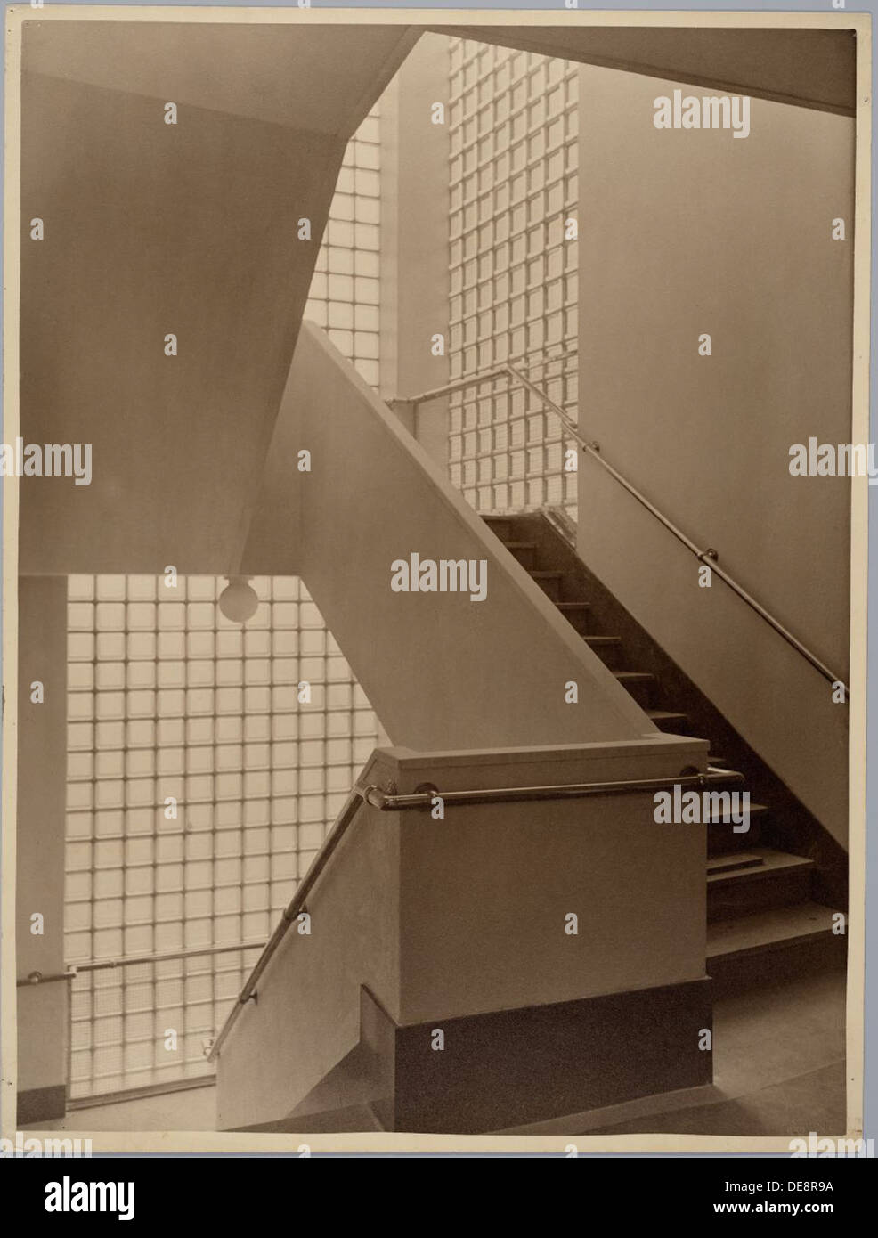 La Scala De Volharding, situata nei Paesi Bassi, è un esempio di architettura olandese dei primi anni del XX secolo. Progettato negli anni '1920 e '1930, presenta un design funzionale ma elegante, con particolare attenzione alla simmetria e alla chiarezza strutturale. La scala rimane una parte iconica della storia architettonica olandese. Foto Stock