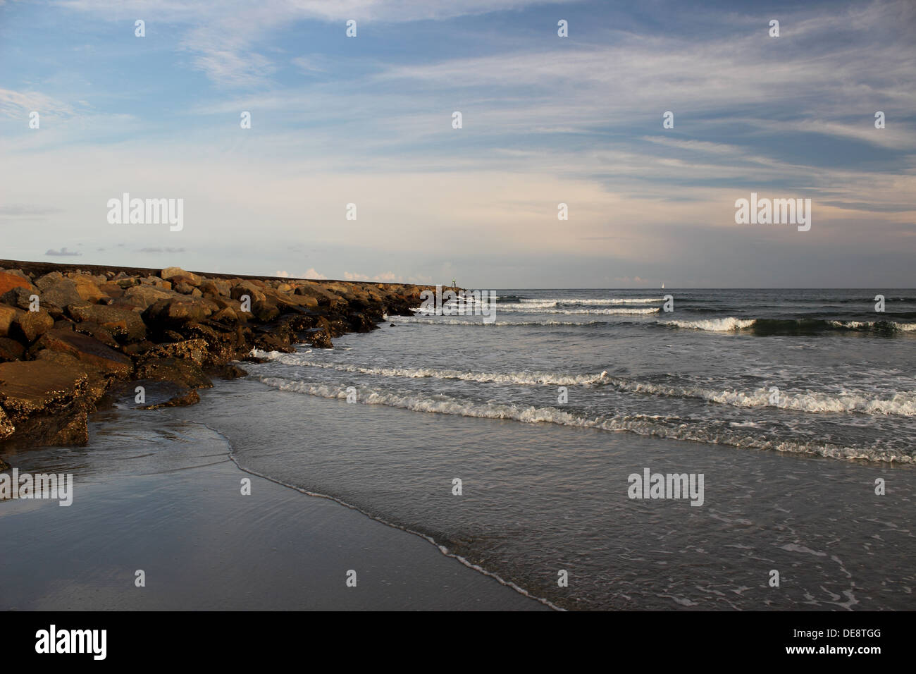 Un bellissimo tramonto su una spiaggia tranquilla e molo lungo il sud degli Stati Uniti Costa.South Carolina, STATI UNITI D'AMERICA Foto Stock