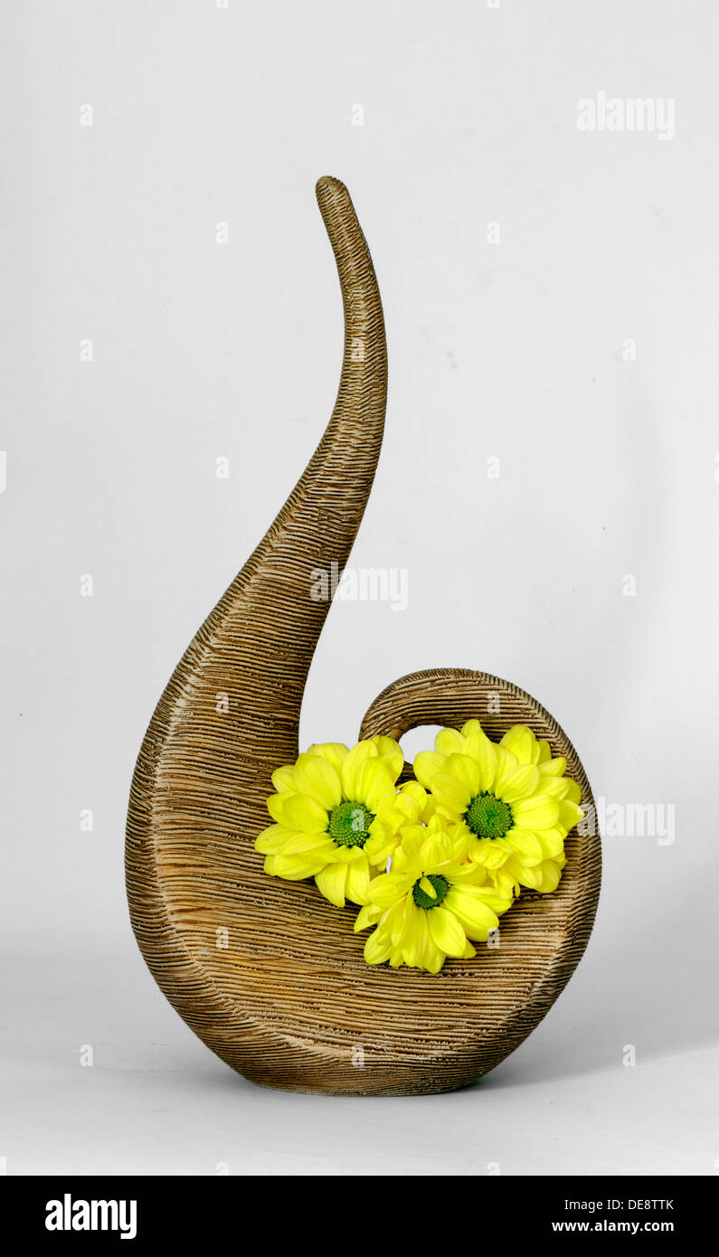 Fiori gialli in ornamento di legno Foto Stock