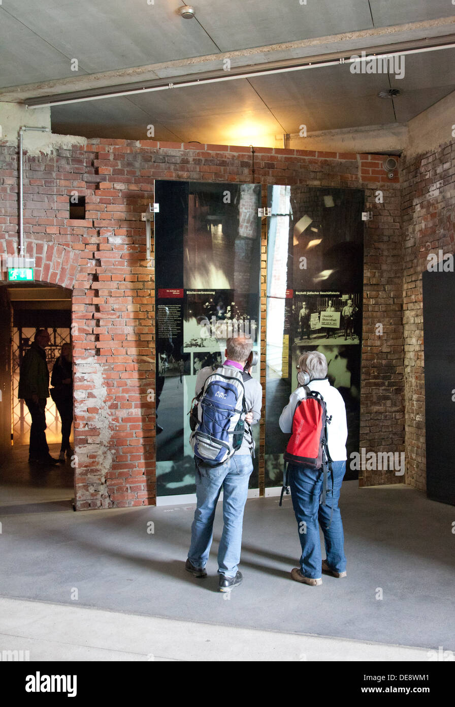 Nuernberg, Germania, i visitatori del centro di documentazione Foto Stock
