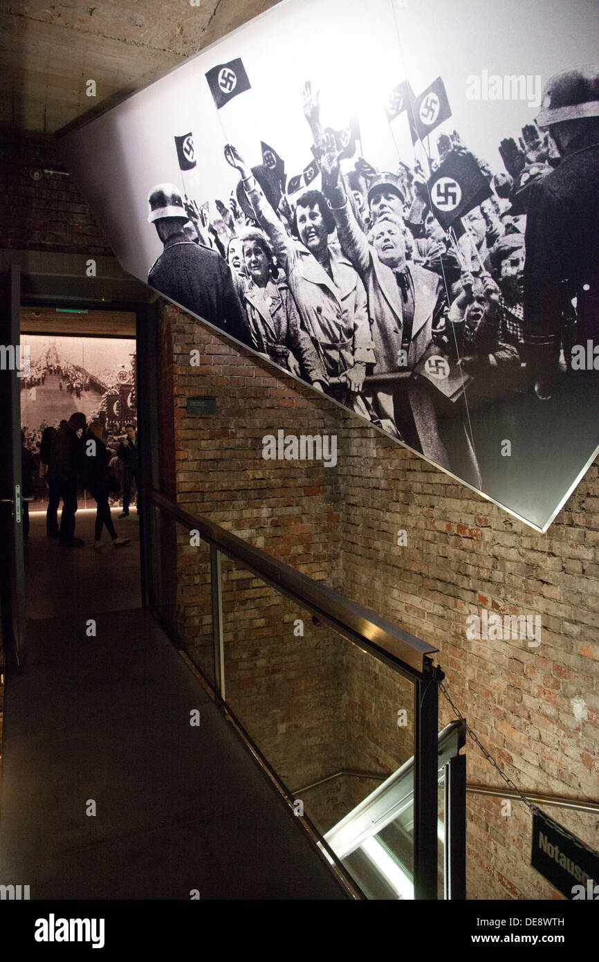 Nuernberg, Germania, i visitatori del centro di documentazione Foto Stock