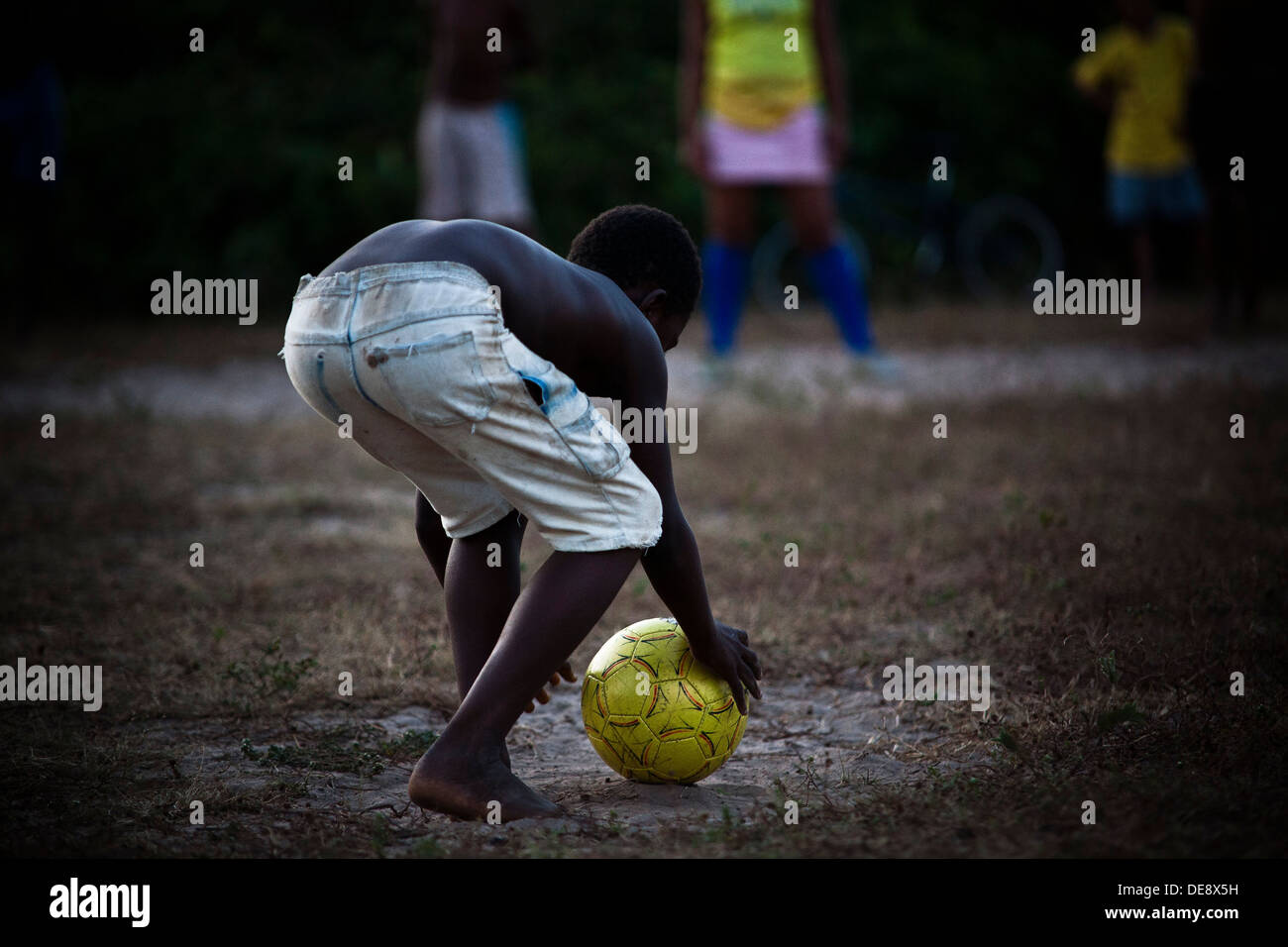 Campagna brasile calcio. In Brasile il nero ragazzi con notevole talento per il calcio di solito hanno il soprannome di Pelé Foto Stock Campagna brasile calcio. In Brasile il nero ragazzi con notevole talento per il calcio di solito hanno il soprannome di Pelé Foto Stock