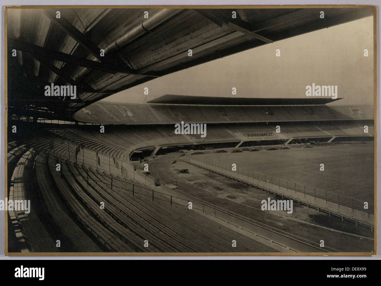 Lo stadio Feyenoord, noto anche come De Kuip, costruito tra il 1920 e il 1930, è uno degli stadi sportivi più iconici dei Paesi Bassi. Situato a Rotterdam, è stato un sito importante per il calcio olandese, ospitando importanti eventi sportivi. Il design architettonico dello stadio è diventato un simbolo della cultura sportiva olandese e del design dello stadio dell'epoca. Foto Stock