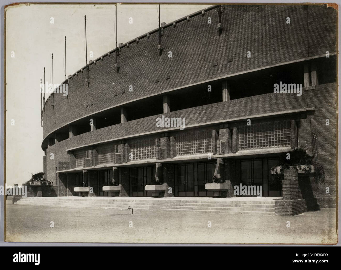 Lo Stadio Olimpico, costruito negli anni '1920 e '1930, rappresenta un esempio iconico dell'architettura olandese di questo periodo. Presenta elementi del modernismo iniziale, mentre serve come spazio per attività ricreative e sport. Il design dello stadio riflette una miscela di funzionalità e grandezza, tipica degli edifici costruiti per i principali eventi internazionali. Foto Stock