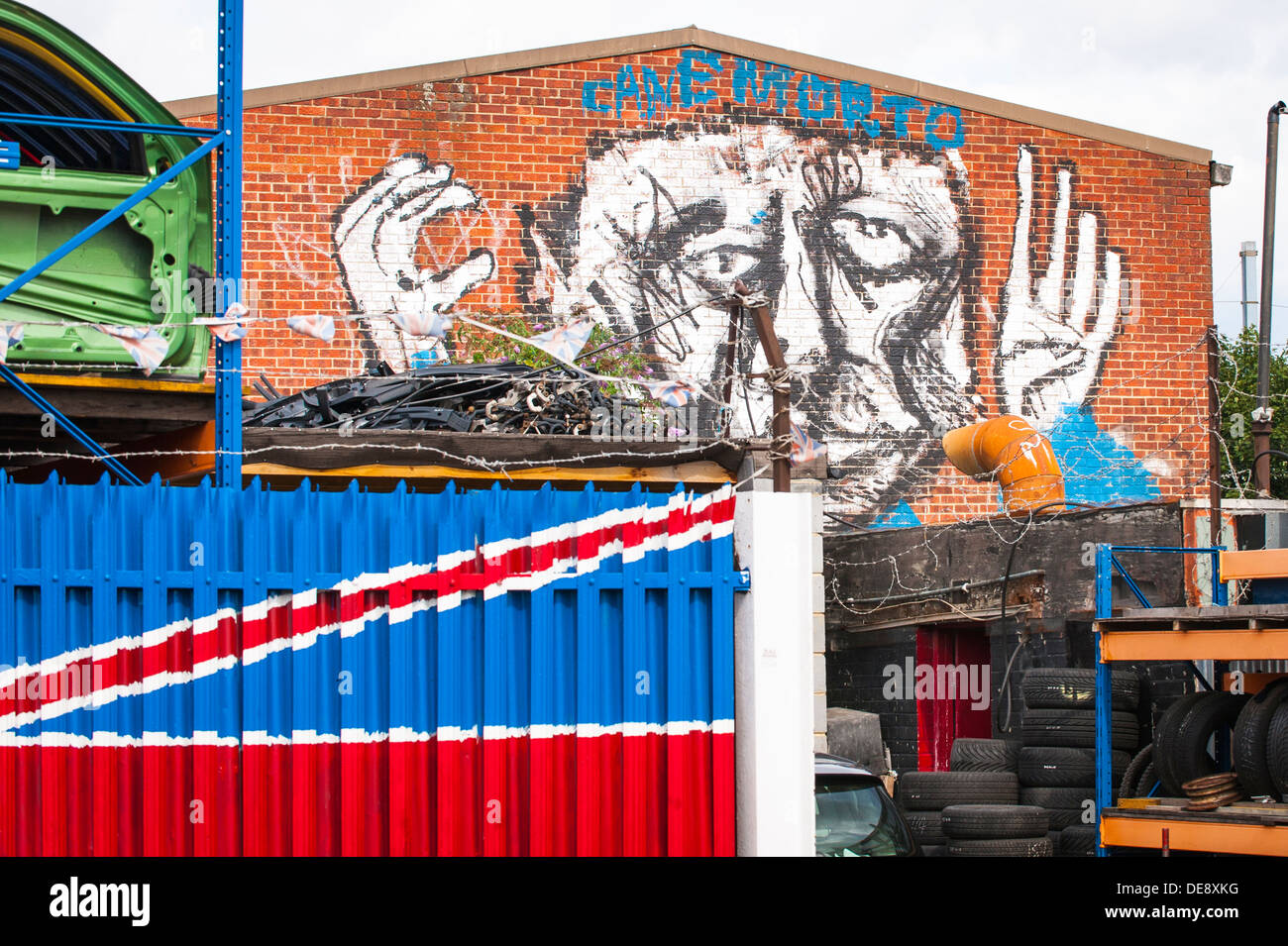 East End di Londra Isola di pesce Hackney Wick auto riparazione carrozzeria  graffiti graffitti grafitti grafiti street arte urbana murale di carne  Morto (cane morto Foto stock - Alamy