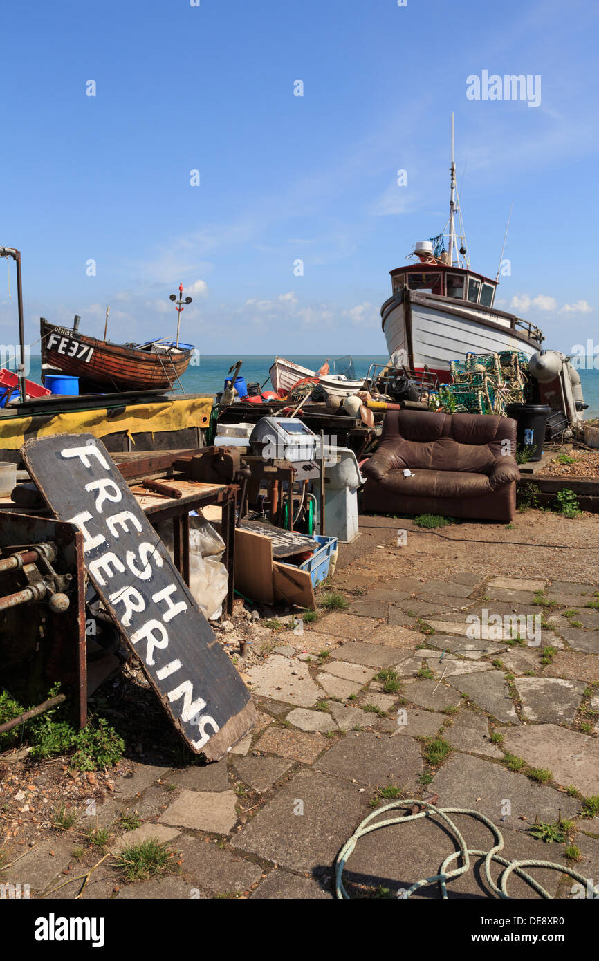 Barche da pesca e segno per le aringhe fresche su una costa sud lungomare spiaggia a Deal, Kent, Inghilterra, Regno Unito, Gran Bretagna Foto Stock