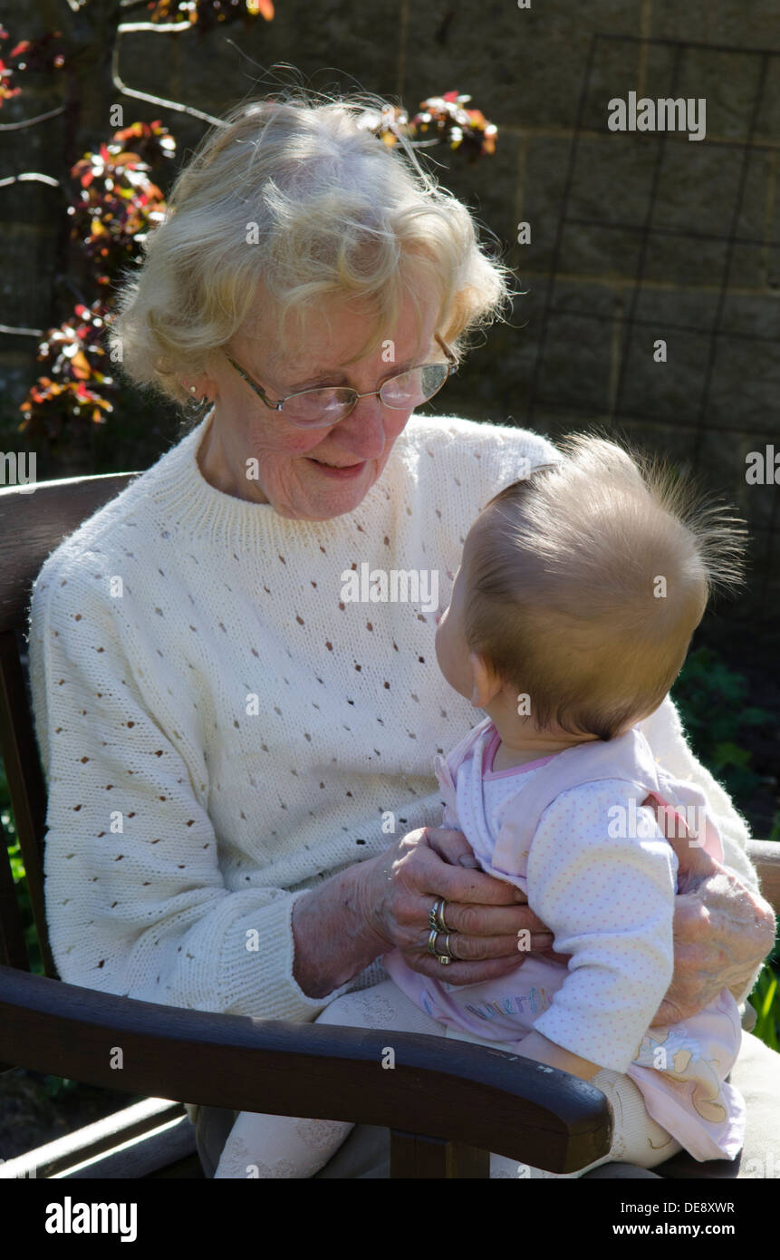 Grande nonna negli anni ottanta con grande nipote di otto mesi di età Foto Stock