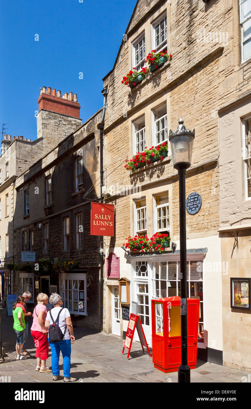 La famosa Sally Lunn il famoso storico casa mangiare teashop cafe nel centro di Bath Bath Somerset England Regno Unito GB EU Europe Foto Stock