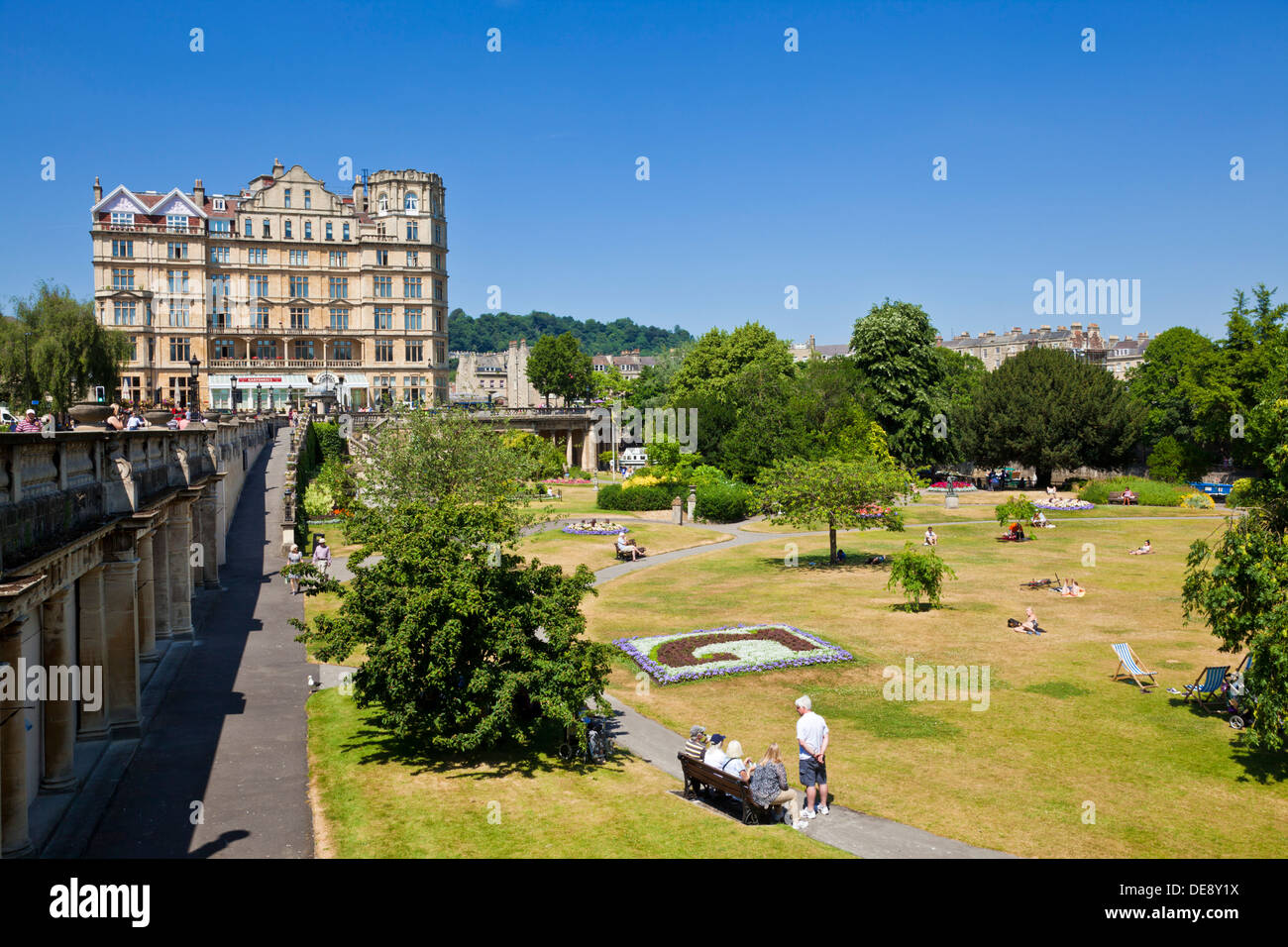 Persone nella Parade Gardens il centro di Bath Somerset England Regno Unito GB EU Europe Foto Stock