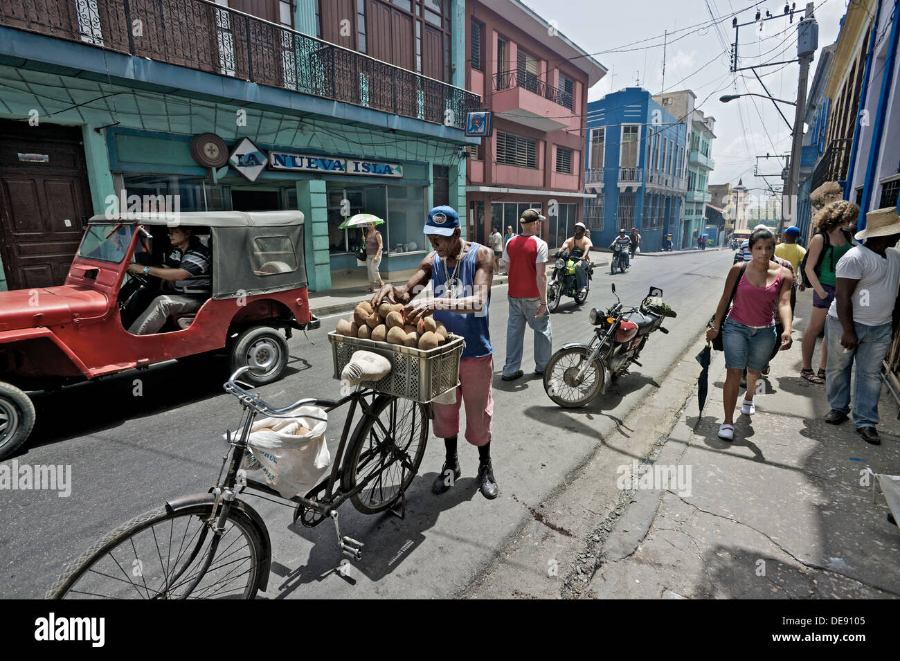 Santiago de Cuba, Cuba, l'uomo vende la sua moto mamey frutta - Foto Stock