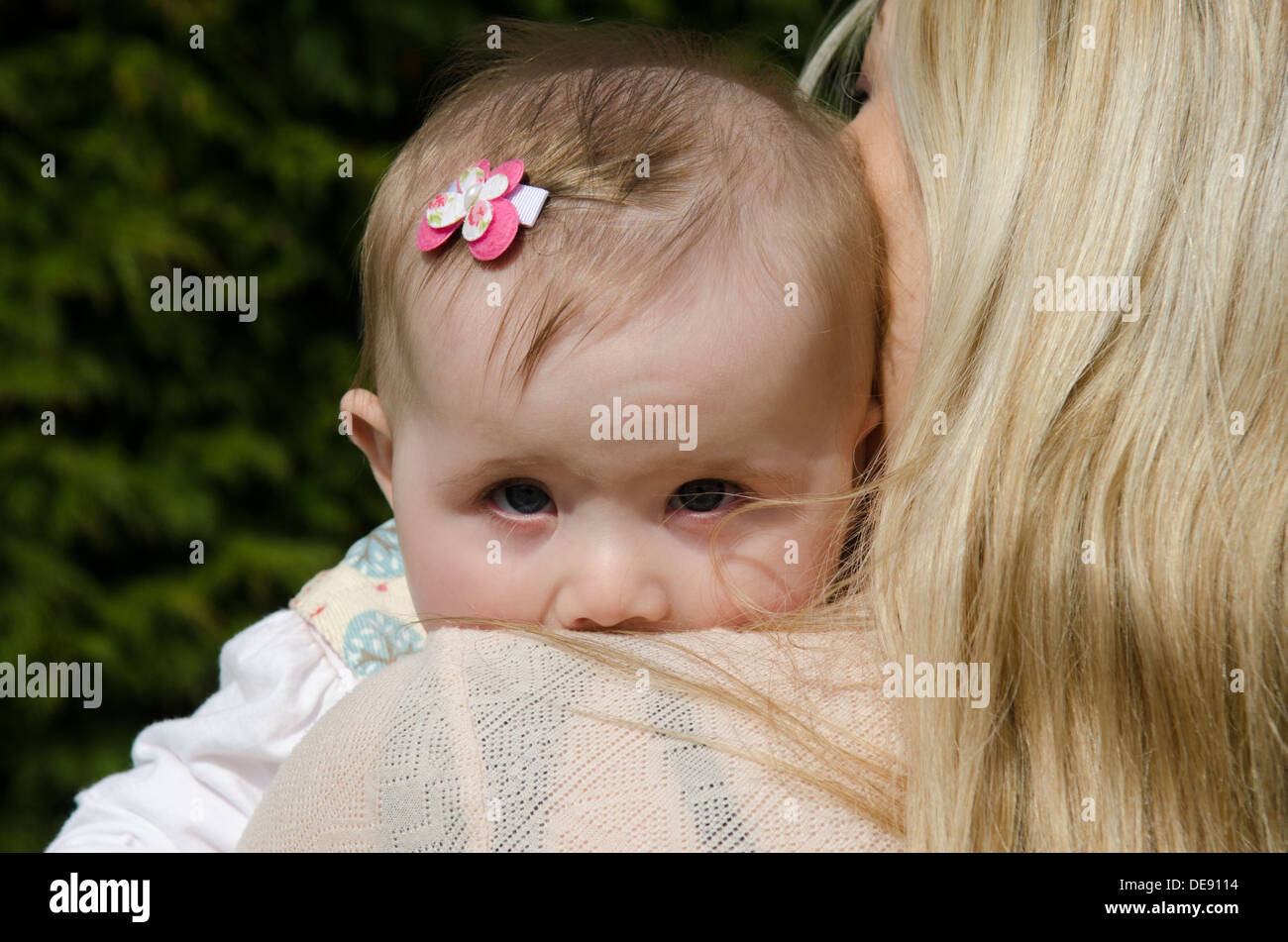 Giovane madre con otto mesi ragazza in giardino Foto Stock