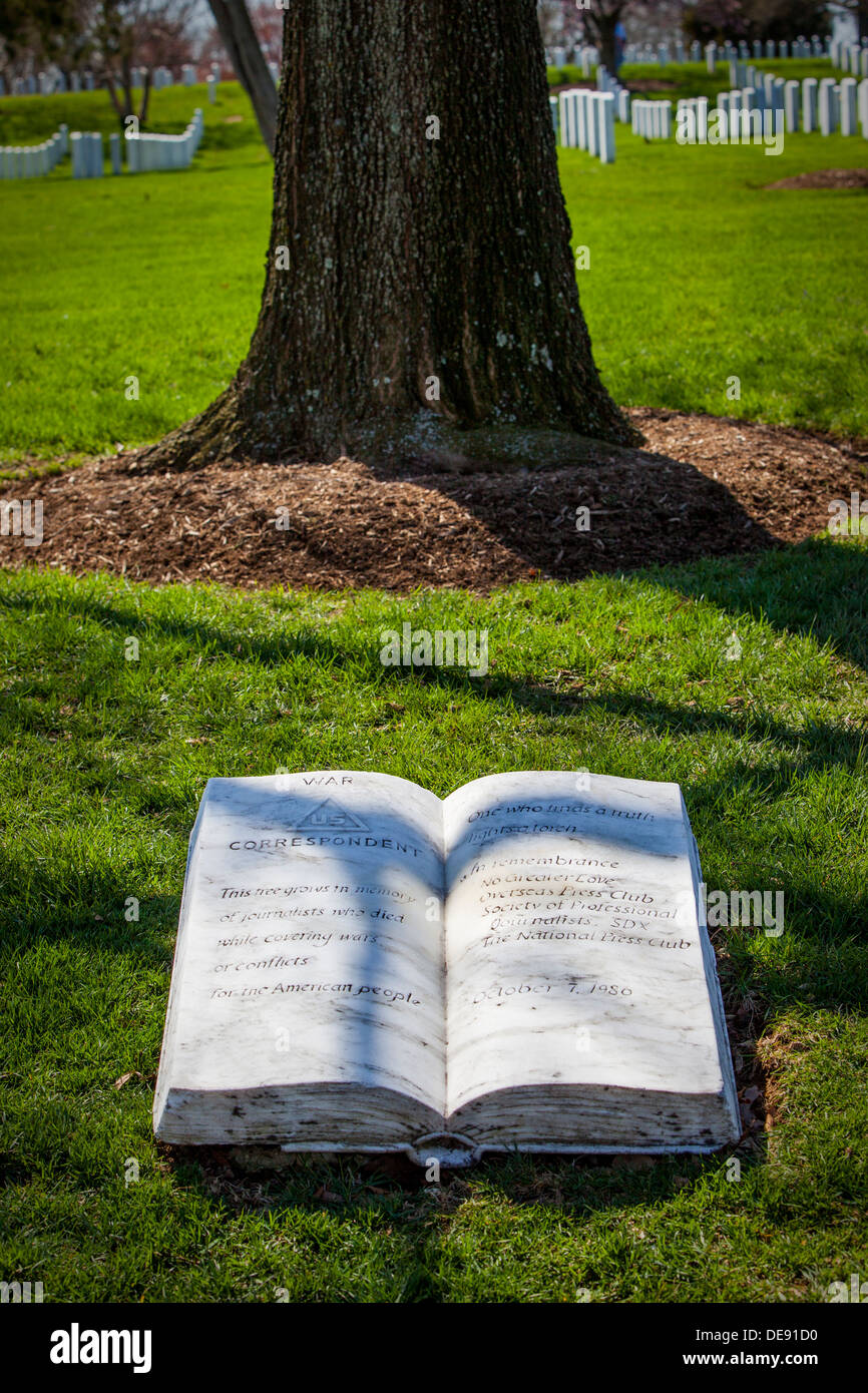 Marcatore e di struttura ad albero al Cimitero Nazionale di Arlington in onore di quei giornalisti uccisi mentre copre le guerre e i conflitti, Virginia, Stati Uniti d'America Foto Stock