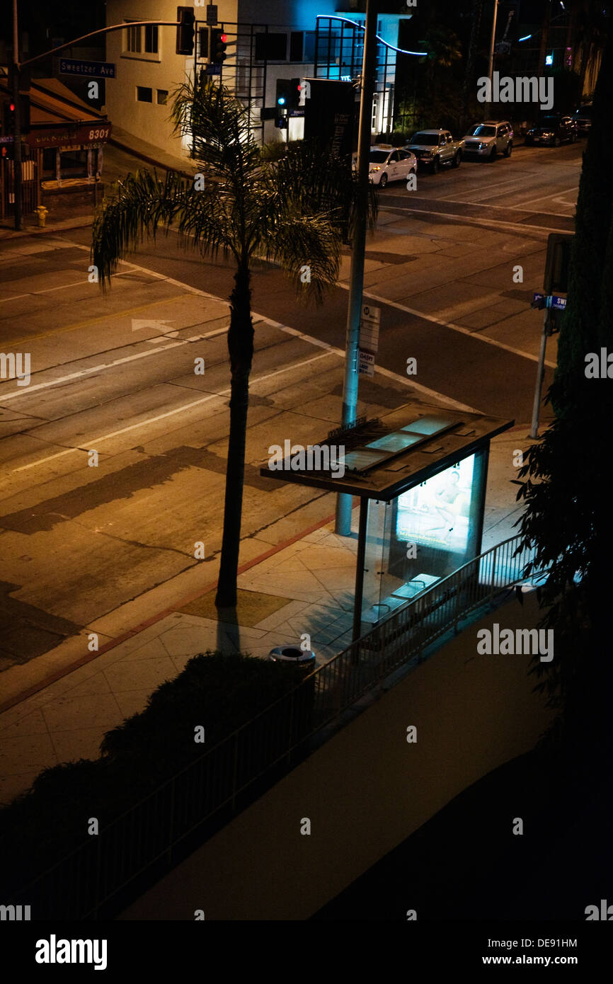 Fermata bus di notte, ad alto angolo di visione, Los Angeles, California, Stati Uniti d'America Foto Stock