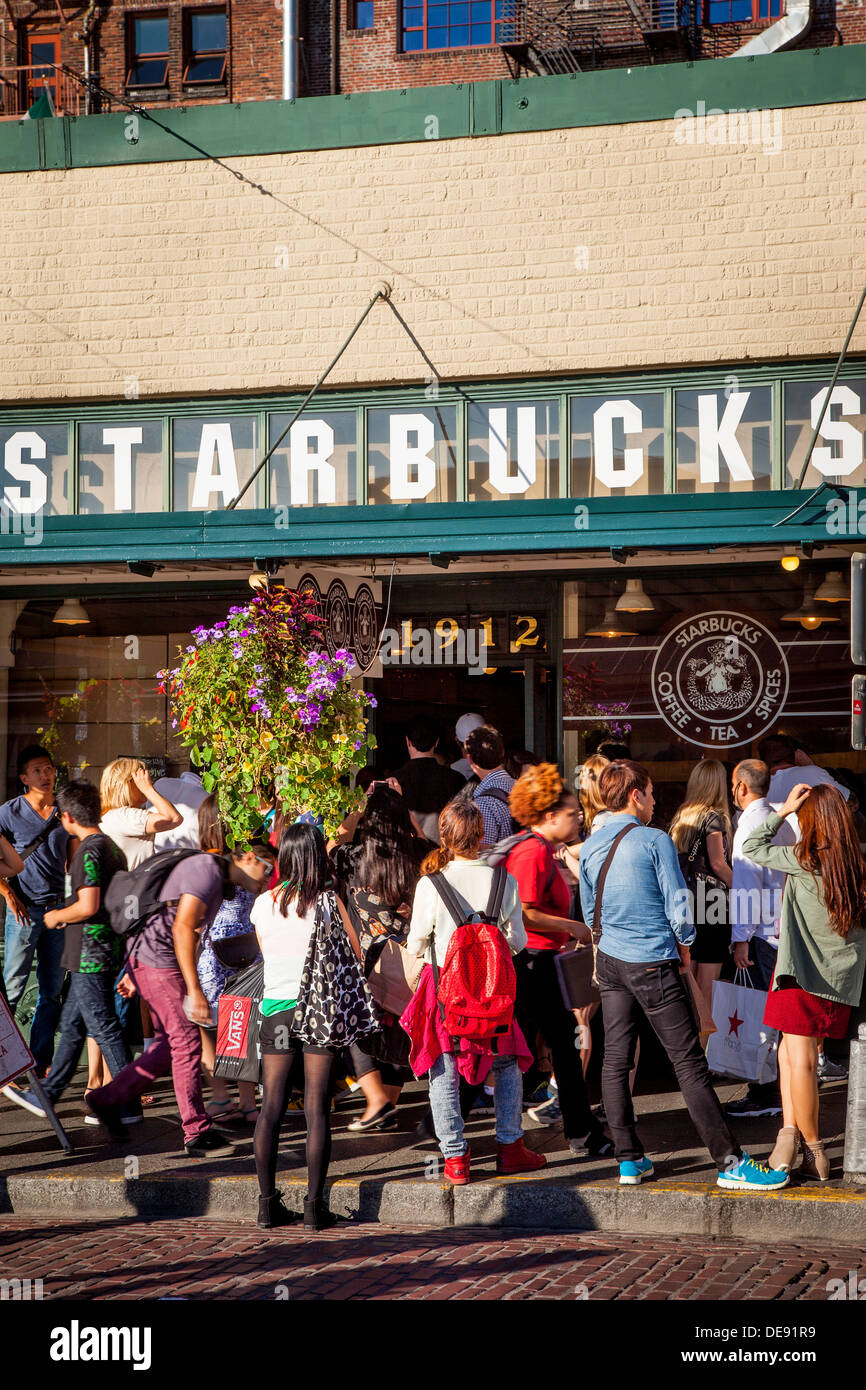La folla di persone che circonda l'originale Starbucks Coffee Shop presso il Mercato di Pike Place, Seattle Washington STATI UNITI D'AMERICA Foto Stock