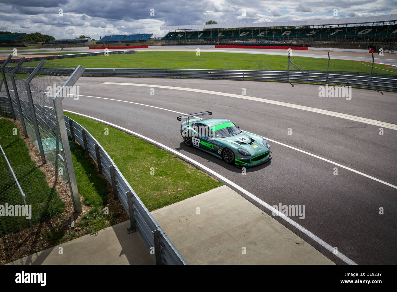 Una vettura da corsa di entrare ai box su una pista giorno presso il circuito di Silverstone, Towcester, Inghilterra. Foto Stock
