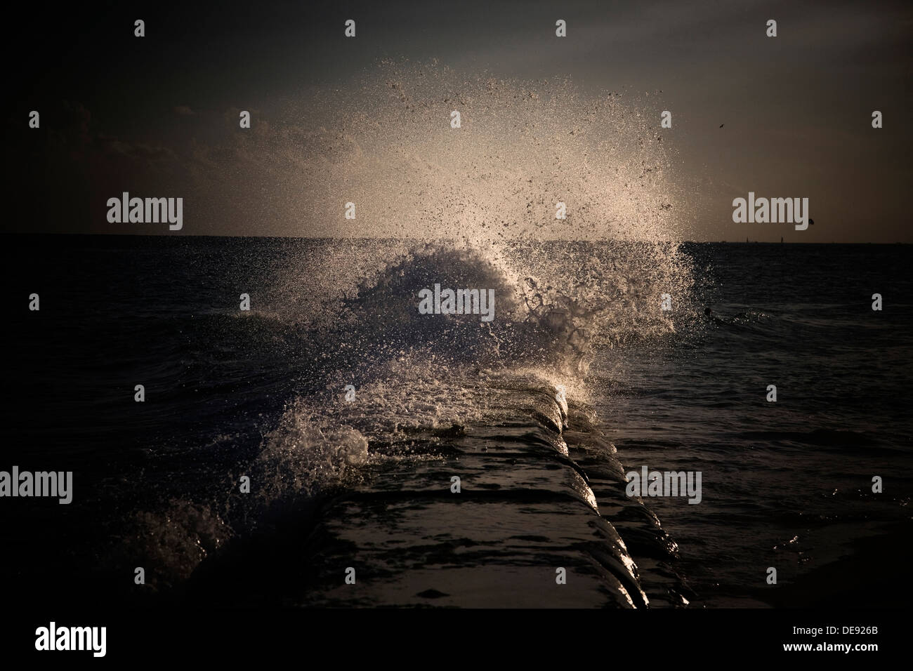 Onde che si infrangono sulle Jetty, Messico Foto Stock