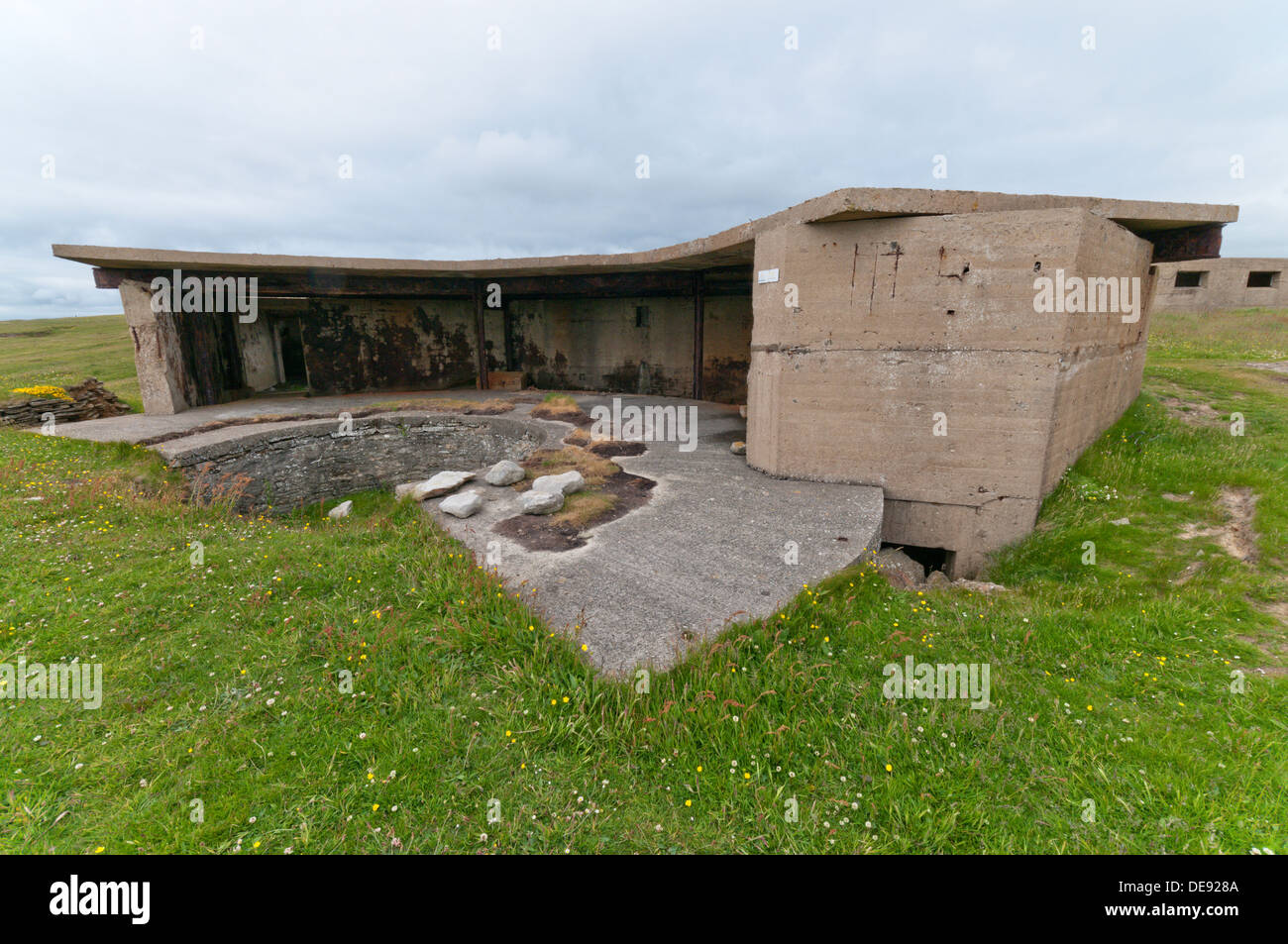 Un vecchio gun emplacement a testa di Hoxa su South Ronaldsay, si affaccia l'ingresso meridionale di Scapa Flow, Orkney. Foto Stock