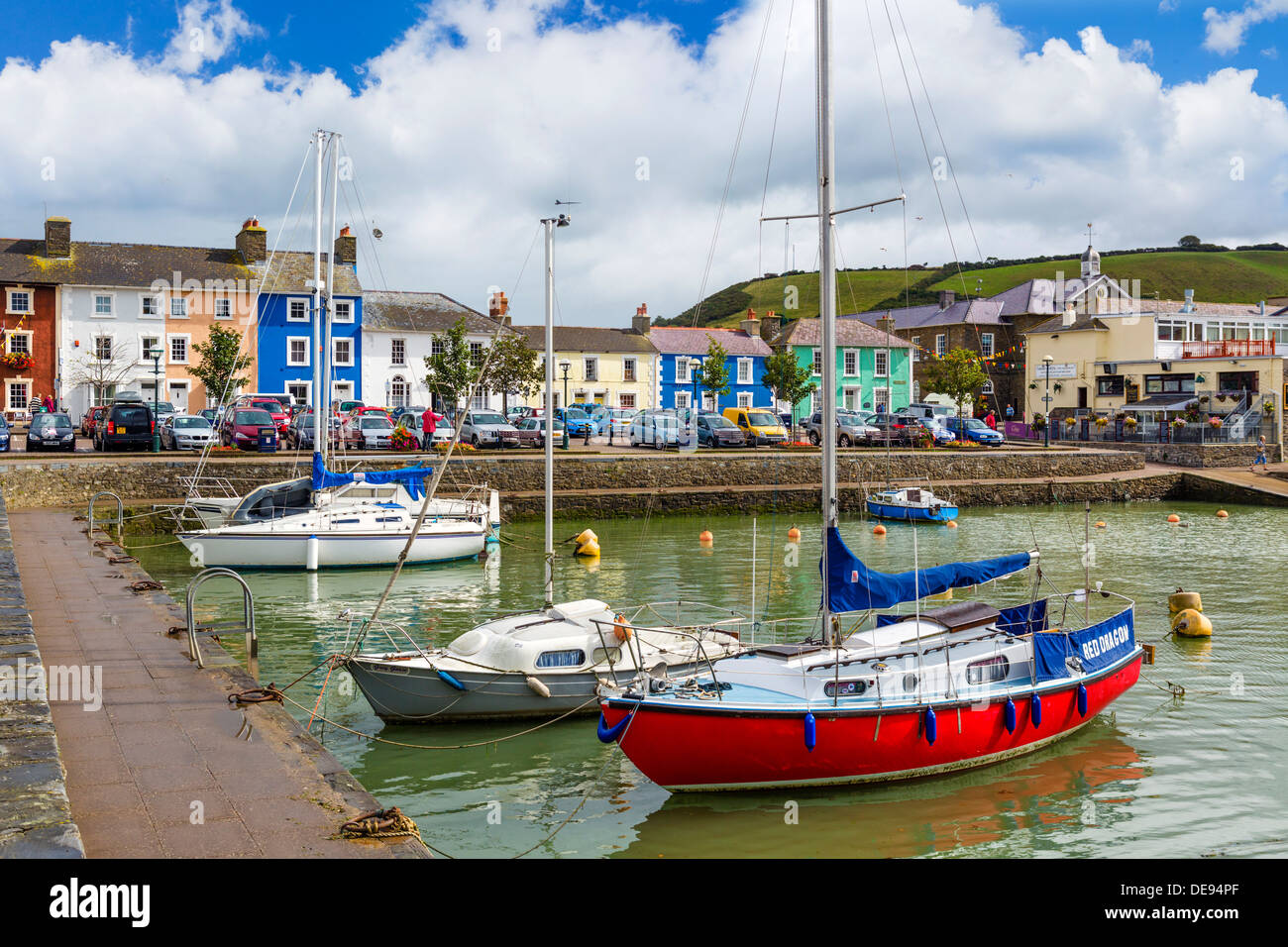 Le barche nel porto nel villaggio sul mare di Aberaeron, Ceredigion, Wales, Regno Unito Foto Stock