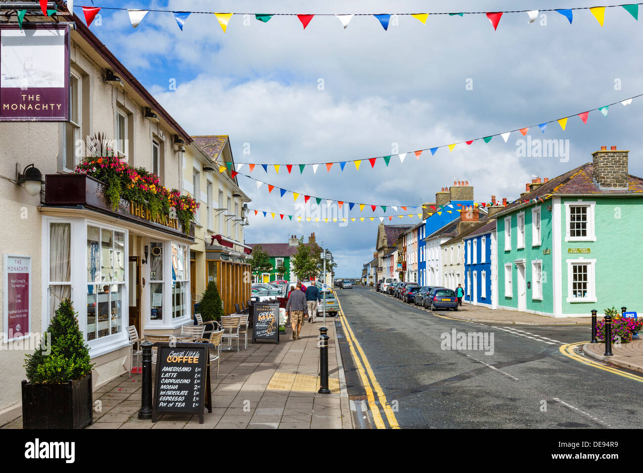 Il Monachty pub e hotel sulla strada del mercato nel borgo marinaro di Aberaeron, Ceredigion, Wales, Regno Unito Foto Stock