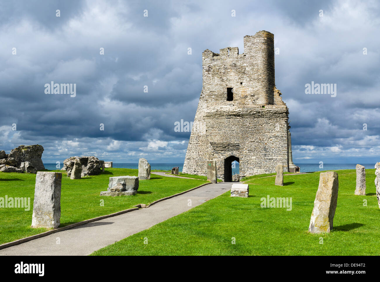 I resti della Porta Nord a Aberystwyth Castle, Aberystwyth, Ceredigion, Wales, Regno Unito Foto Stock