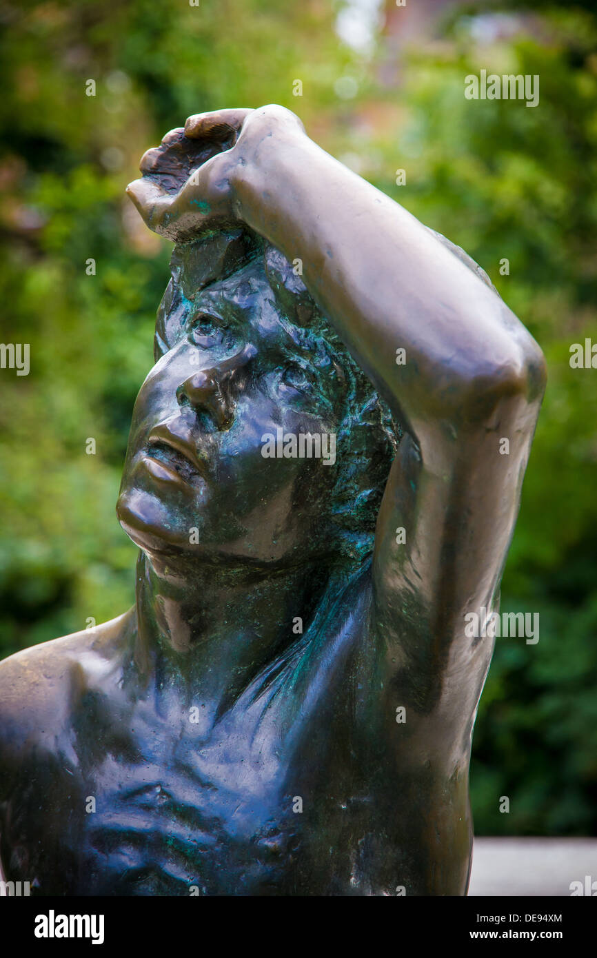 Dettaglio in bronzo di elefante sede cerchio scultpure da Nicholas Dimbleby in Jephson Gardens, Royal Leamington Spa Warwickshire. Foto Stock