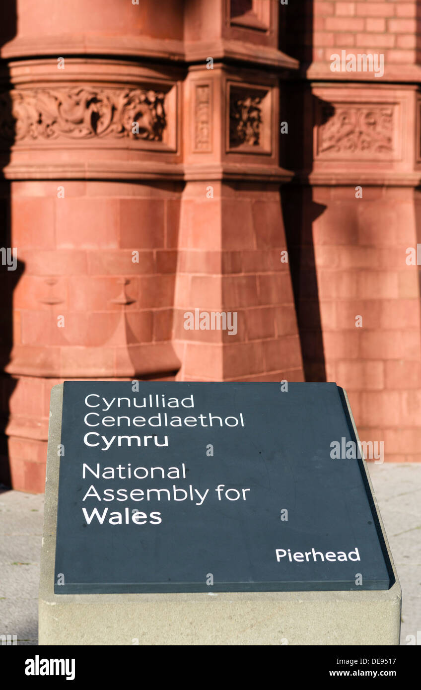 Segno per il National Assembly for Wales esterno storico Edificio Pierhead, Baia di Cardiff, Cardiff, South Glamorgan, Wales, Regno Unito Foto Stock