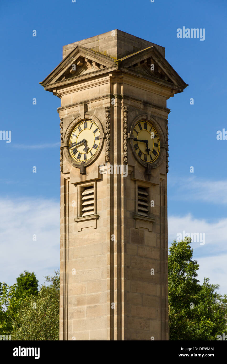Clock Tower memorial in Jephson Gardens, Royal Leamington Spa. Costruito nel 1925, dedicata a ex sindaco Assessore William Davis. Foto Stock
