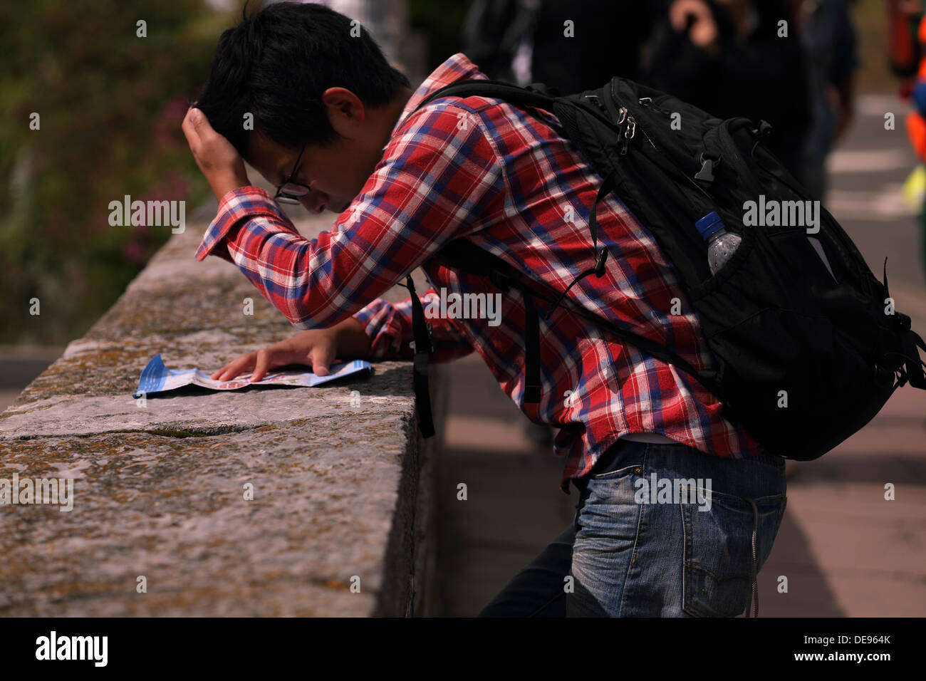 Perso la mappa turistica la lettura di Plymouth Devon UK Foto Stock