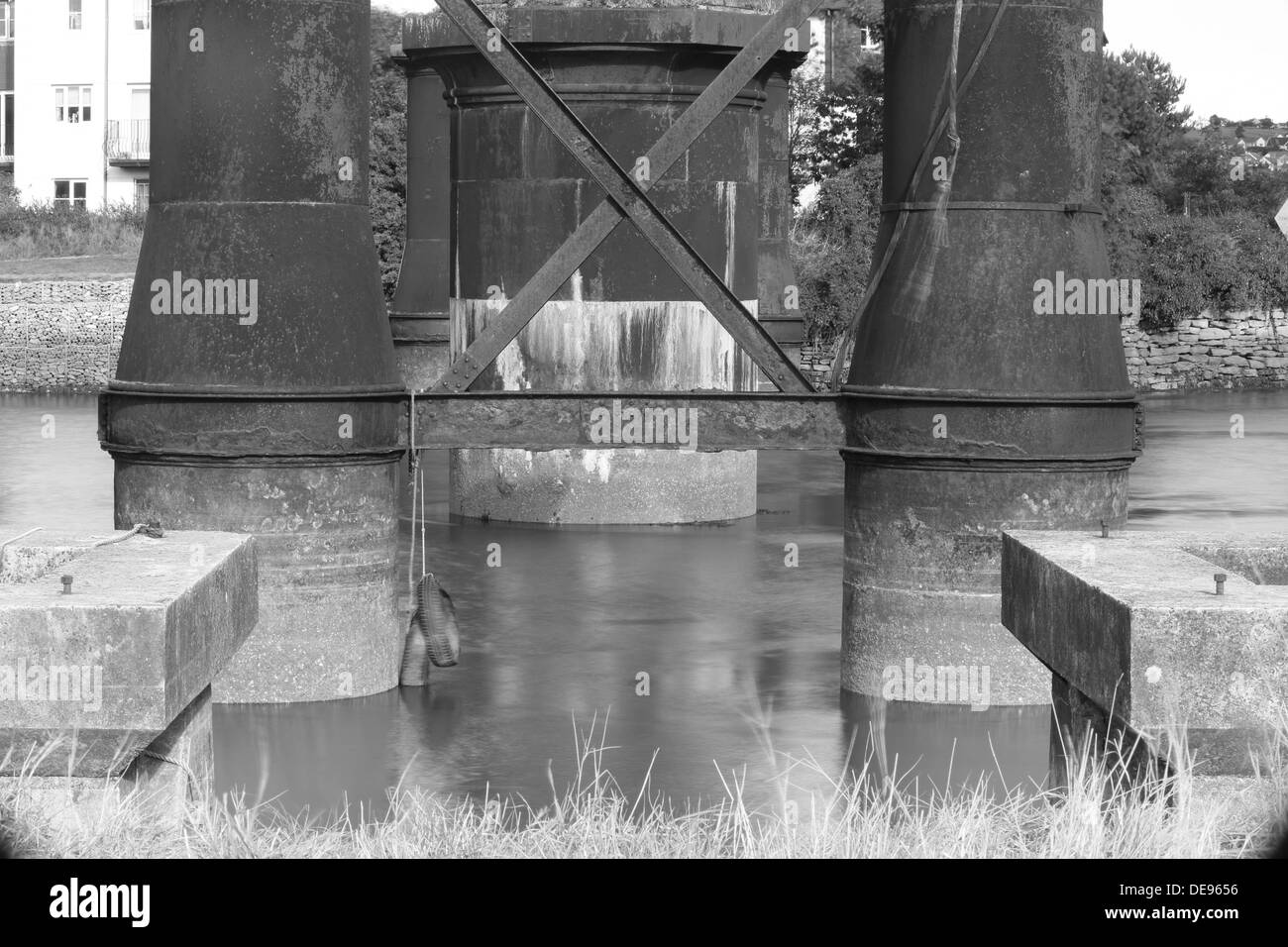 Rusty in disuso ponte oscillante Hooe Lago Plymouth Regno Unito sulla calma giorno Foto Stock