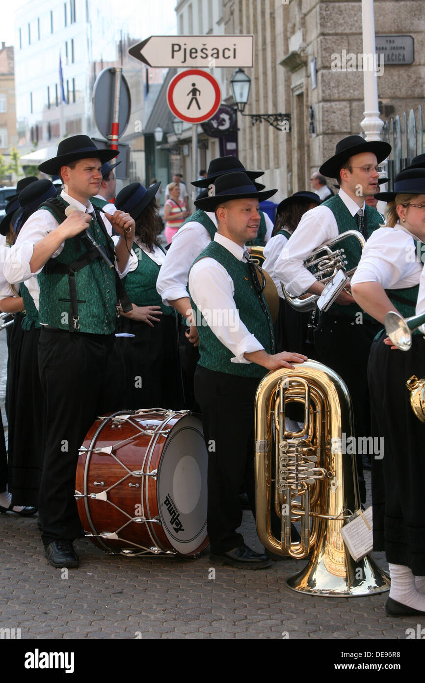 Della società di musica da Sacilia Schemmerberg in tedesco folk costi durante il quarantasettesimo festival di folklore a Zagabria in Croazia su luglio 19,2013 Foto Stock