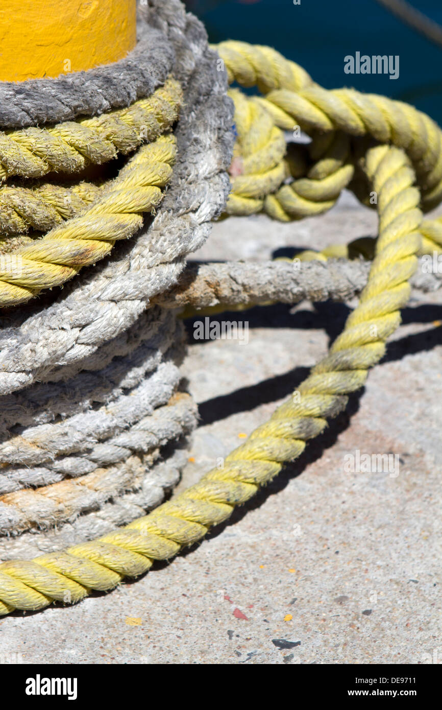 La cima di ormeggio legato attorno un bollard. Foto Stock