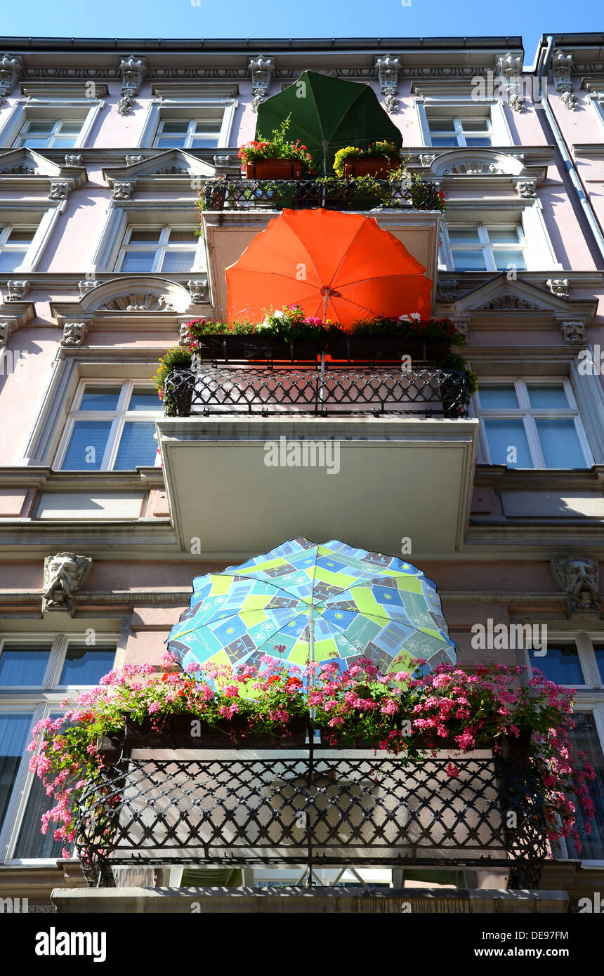 Ombrelloni colorati sui balconi a Kreuzberg di Berlino, Germania Foto Stock