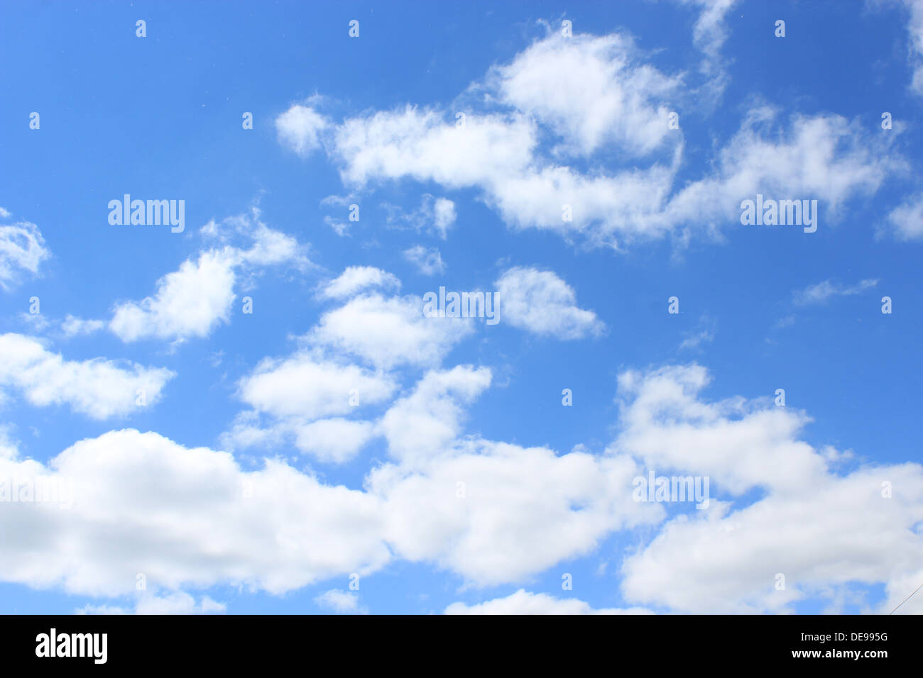 Bella nuvole bianche sul cielo blu sfondo nel bel tempo Foto Stock
