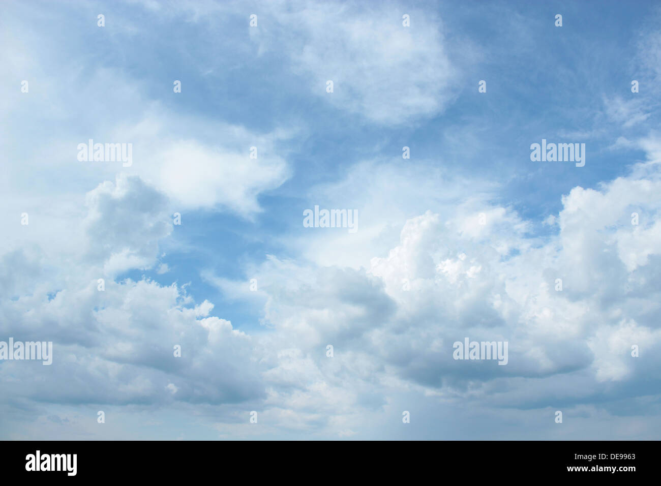 Bella nuvole bianche sul cielo blu sfondo nel bel tempo Foto Stock