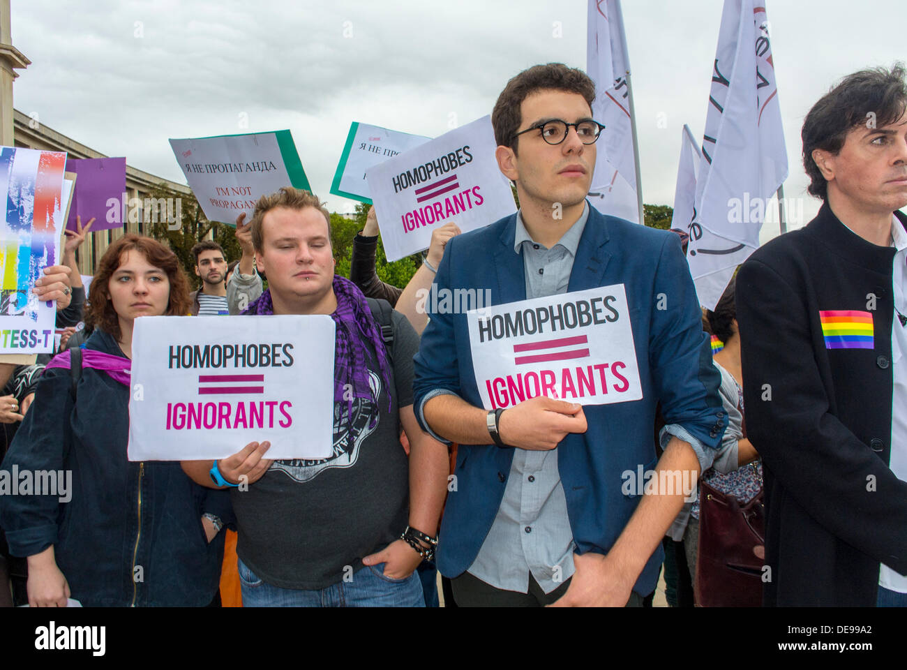 Parigi, Francia. Diversi gruppi di protesta LGBT hanno tenuto una legge anti-omofobia, in Russia, dimostrazione, manifestanti con manifesto di protesta attivista francese, 'omofobi = giovani Ignoranti' protestanti, problema degli uomini gay, manifestanti lgbtq con cartellone Foto Stock