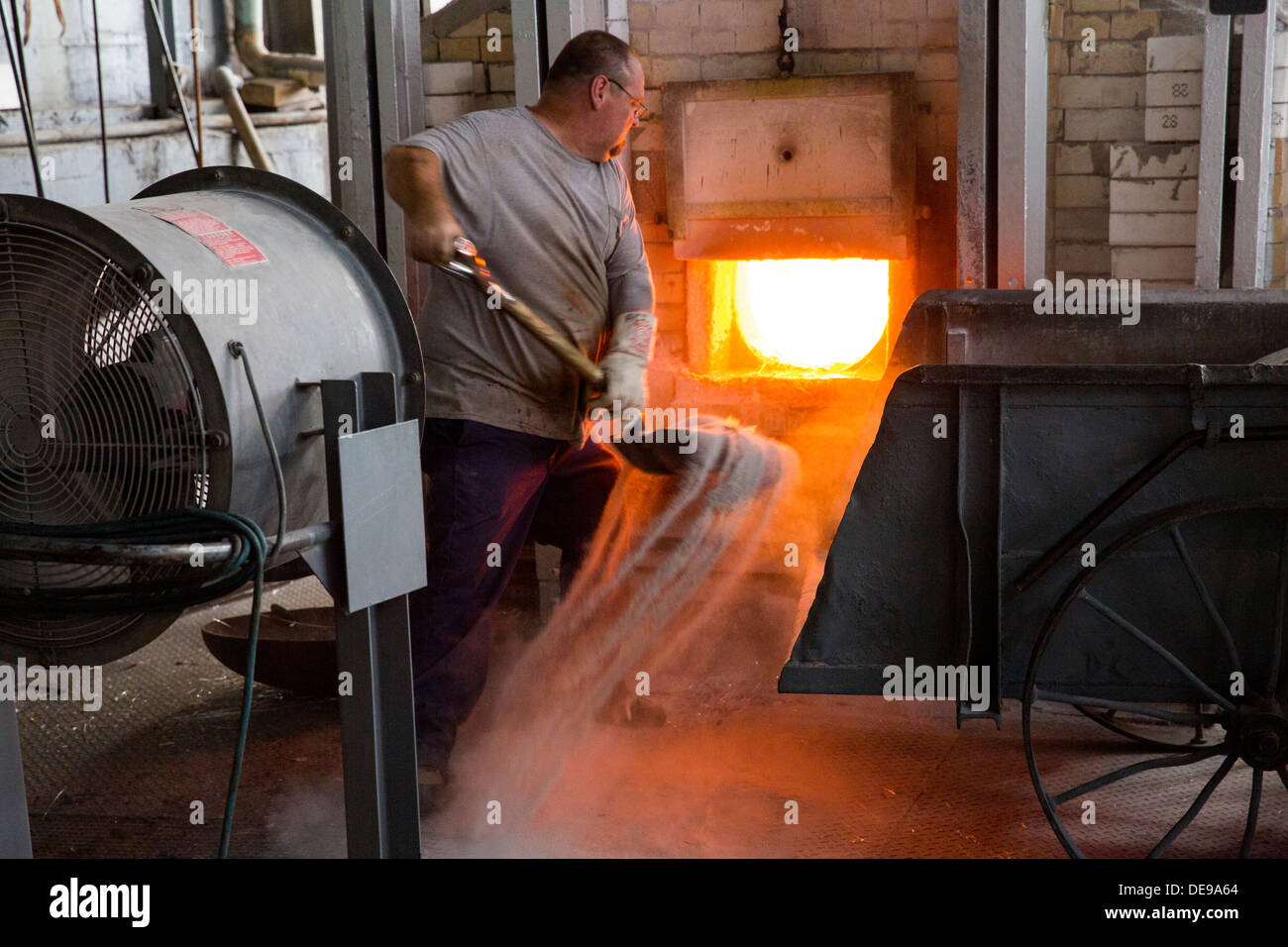 Il vetro macchiato la produzione al vetro Wissmach azienda fabbrica. Foto Stock