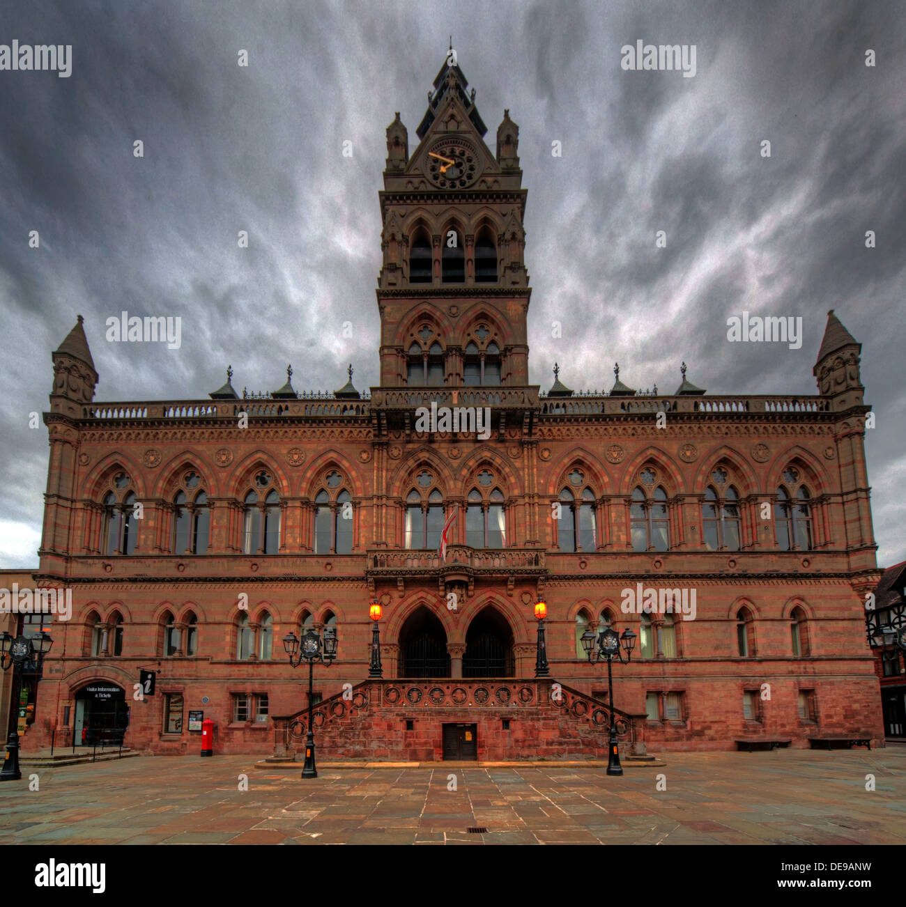 Chester City Town Hall con drammatica cielo grigio, Cheshire, Inghilterra, Regno Unito Foto Stock
