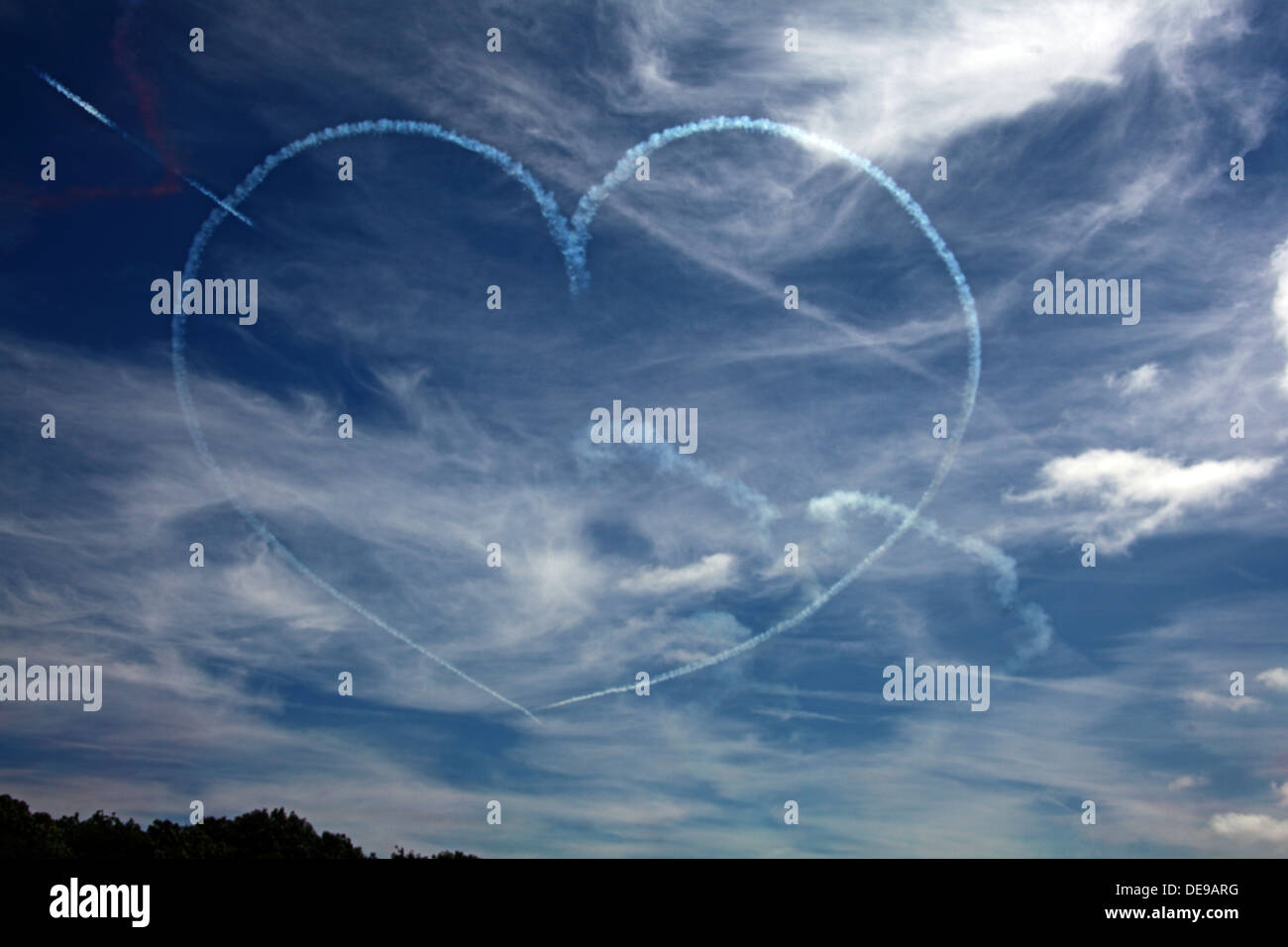 Cuore nel cielo,disegnato da frecce rosse aria team display, England, Regno Unito Foto Stock
