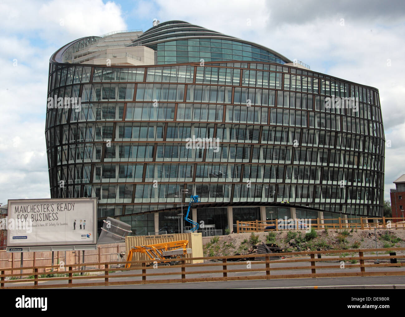 Un angelo Square Manchester CO-OP edificio, England, Regno Unito con il Manchester pronto per il Business poster Foto Stock