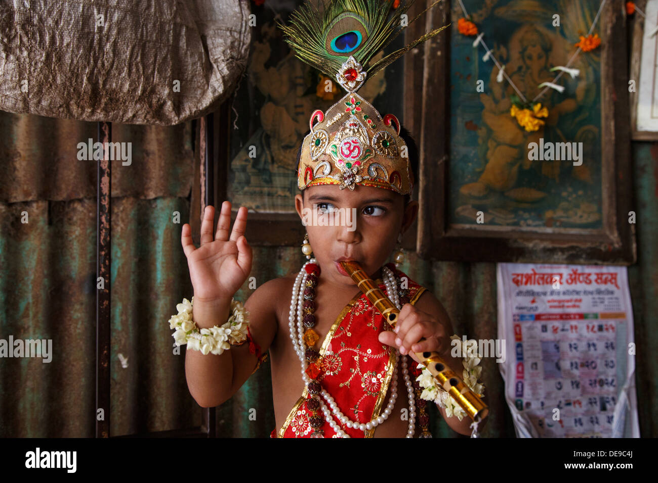 Un giovane bambino vestito come Signore Krishna Janmashtami durante il festival di Dadar area di Mumbai, India. Foto Stock