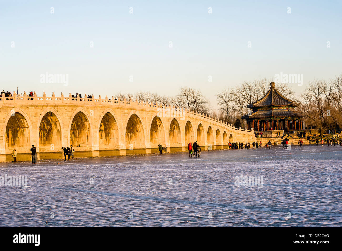 Foro di diciassette Bridge al tramonto, il Summer Palace di Pechino Foto Stock