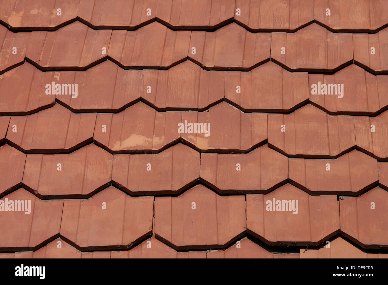 Chiusura del tetto di tegole rosse e Foto Stock