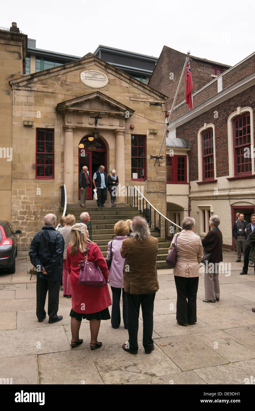 Un gruppo di persone in attesa di visitare il Trinity House Newcastle upon Tyne, Patrimonio Open Days, England, Regno Unito Foto Stock