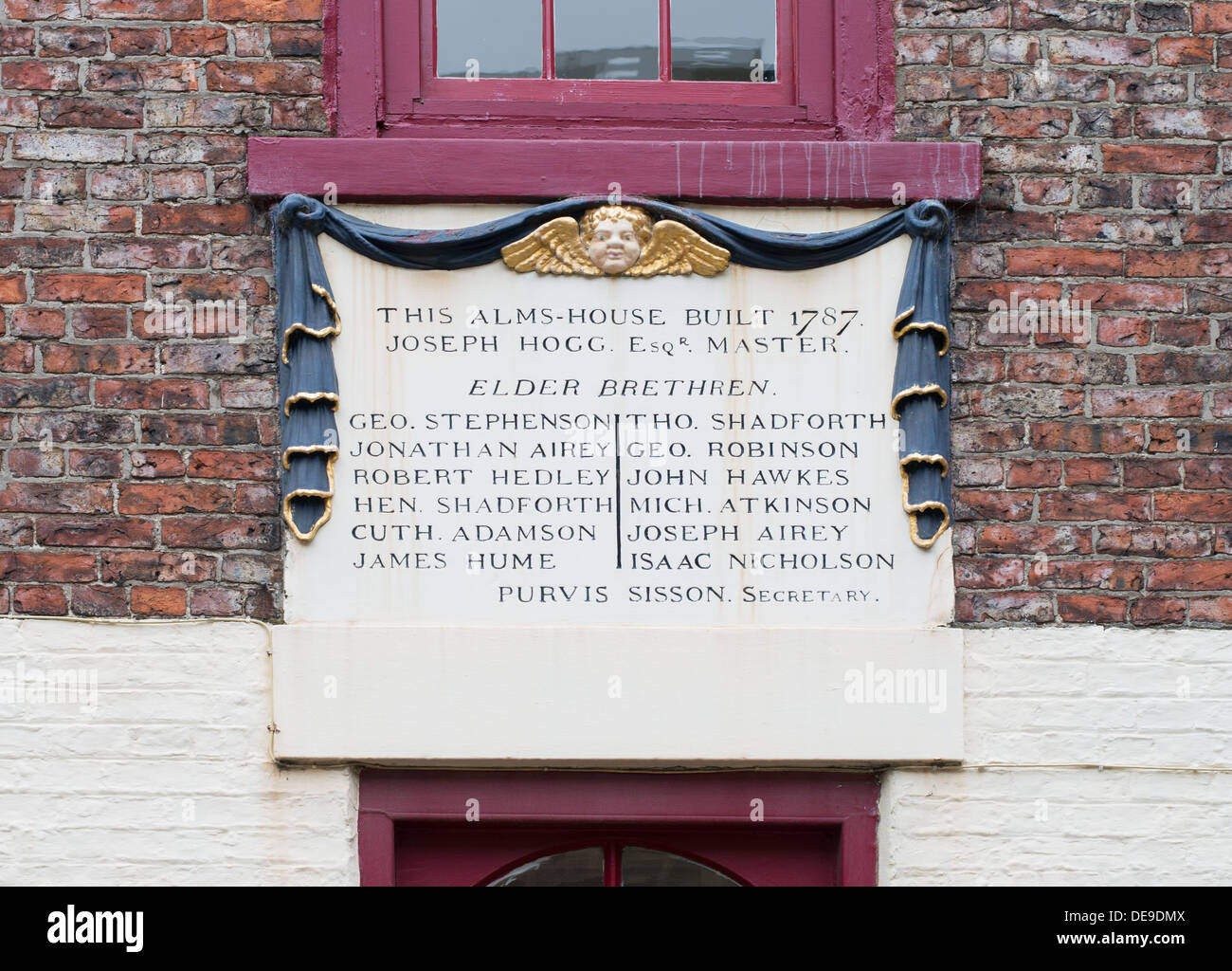 La placca entro il Trinity House gruppo di edifici con riferimento all'Alms House Newcastle upon Tyne, England, Regno Unito Foto Stock