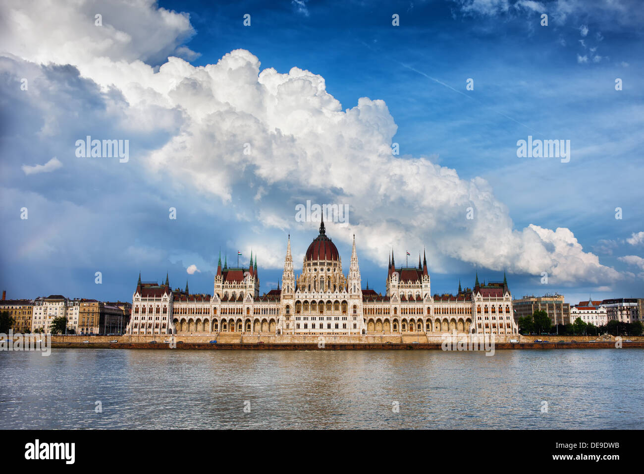 Parlamento ungherese edificio dal fiume Danubio a Budapest, Ungheria e drammatico il cielo sopra. Foto Stock