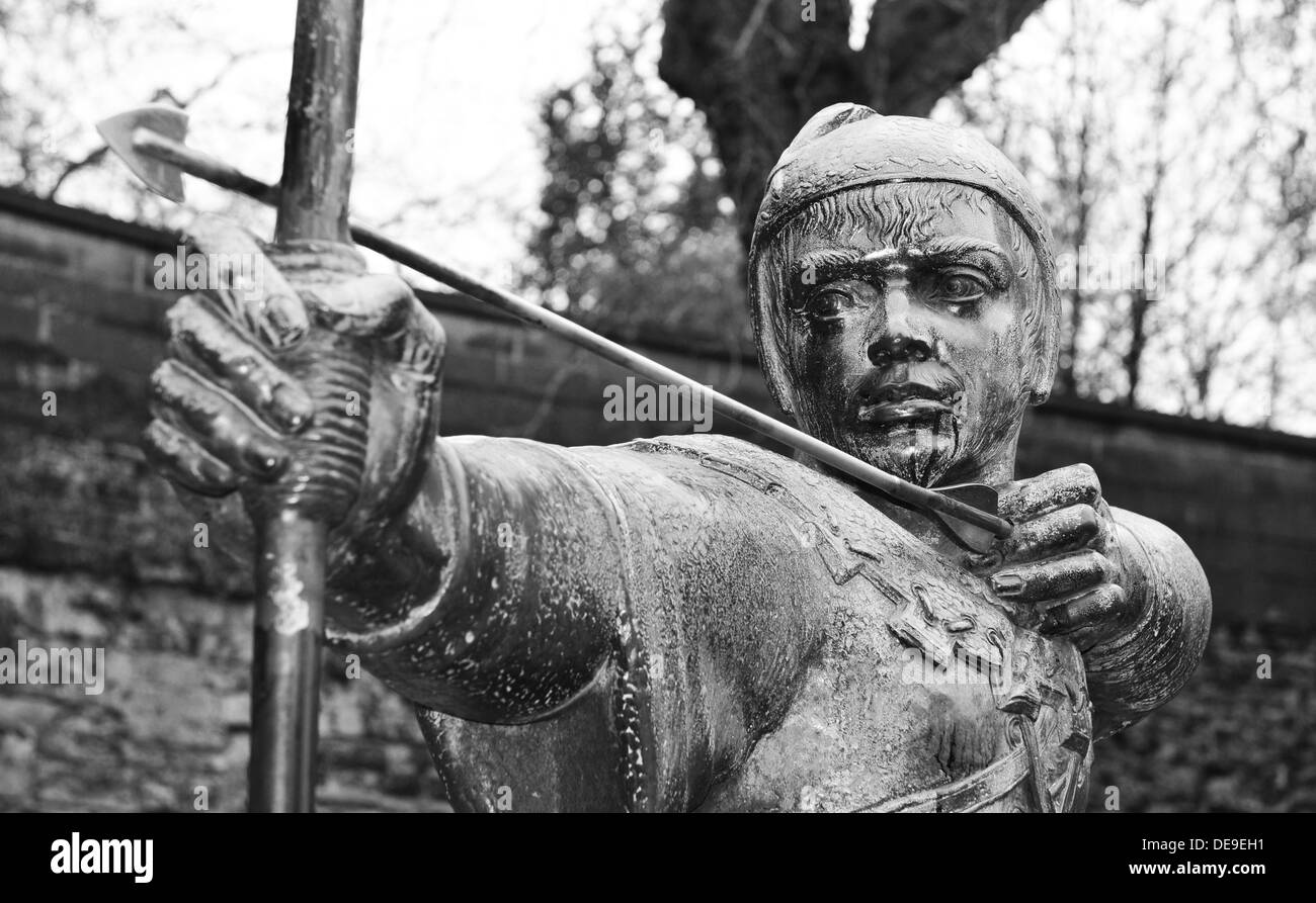 Robin Hood statua che si trova nella parte anteriore del Nottingham Castle (Regno Unito) Foto Stock