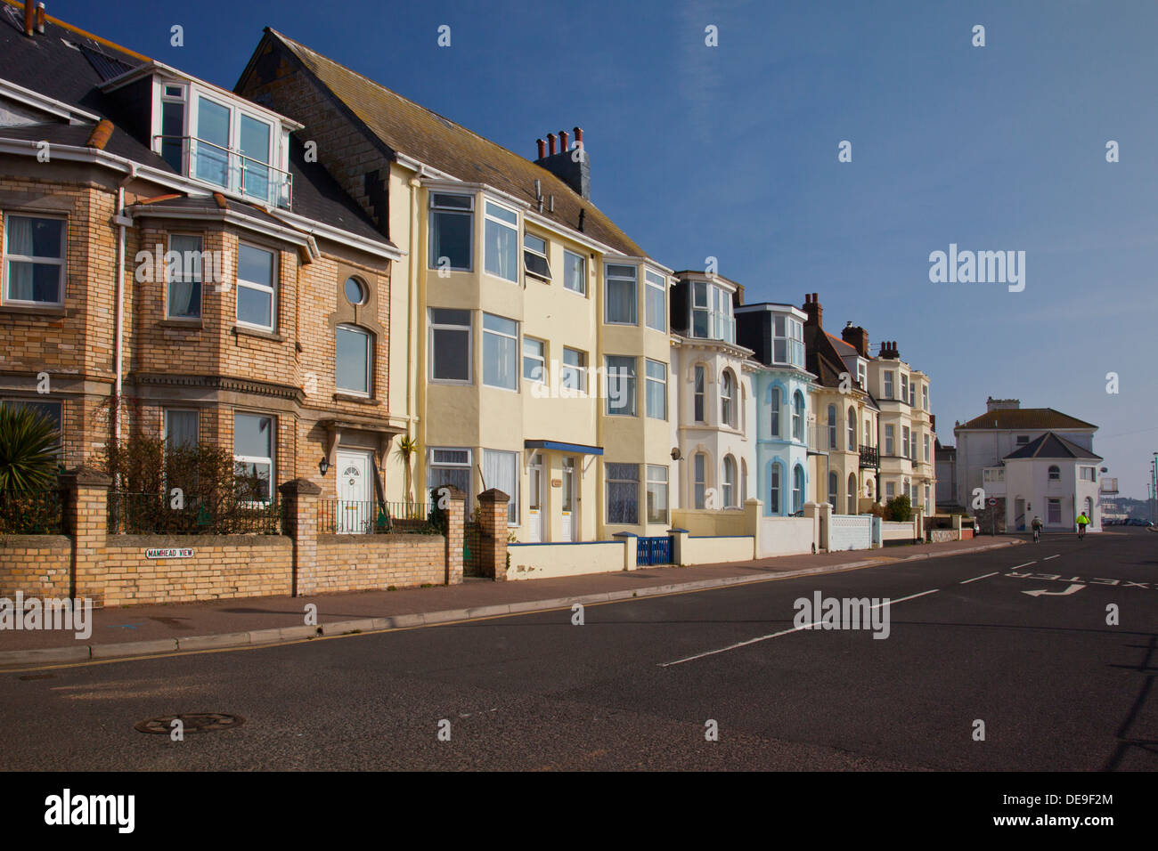 Colori del mare-case anteriore in una terrazza a Exmouth, Devon, Inghilterra, Regno Unito Foto Stock