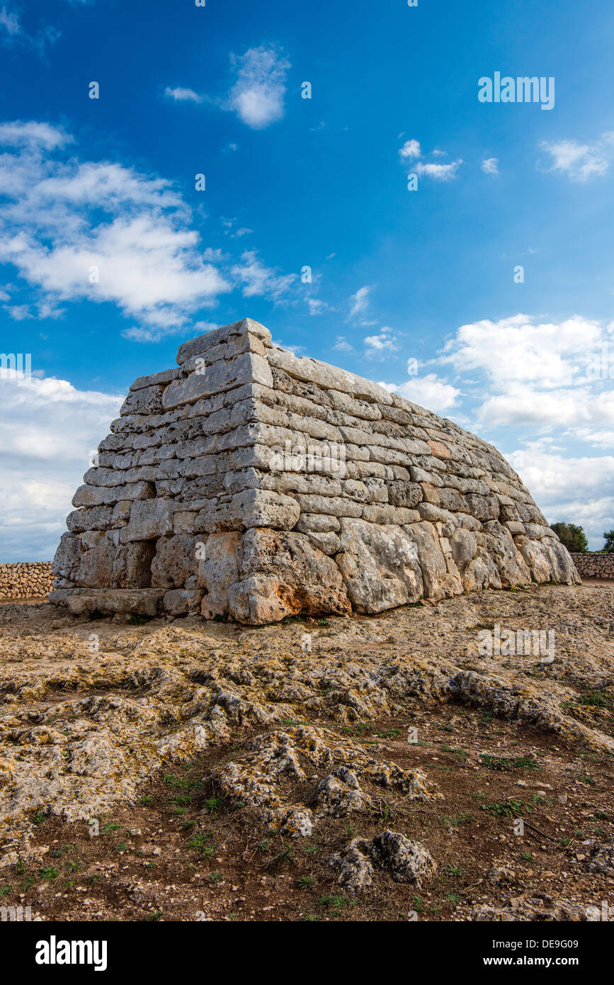 Naveta des Tudons megalitico di tomba a camera, Minorca o Menorca, isole Baleari, Spagna Foto Stock