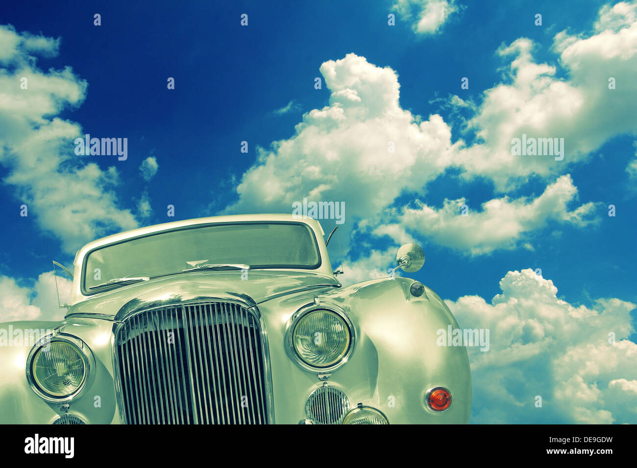 Vecchia auto e le nuvole nel cielo come processo creativo stile trasversale Foto Stock